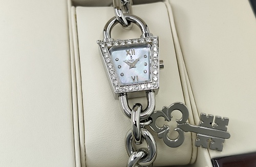 Corum Trapeze Romantic Padlock 137.414.47