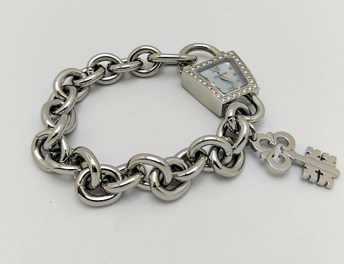 Corum Trapeze Romantic Padlock 137.414.47