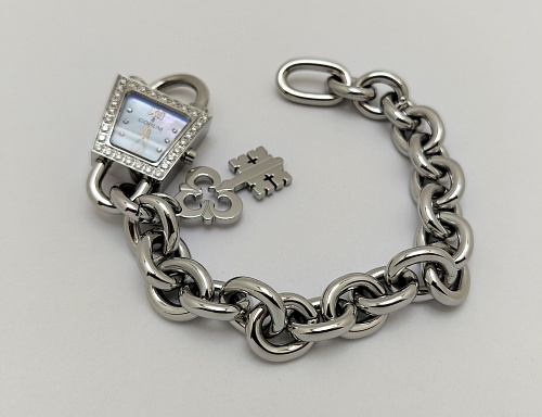 Corum Trapeze Romantic Padlock 137.414.47