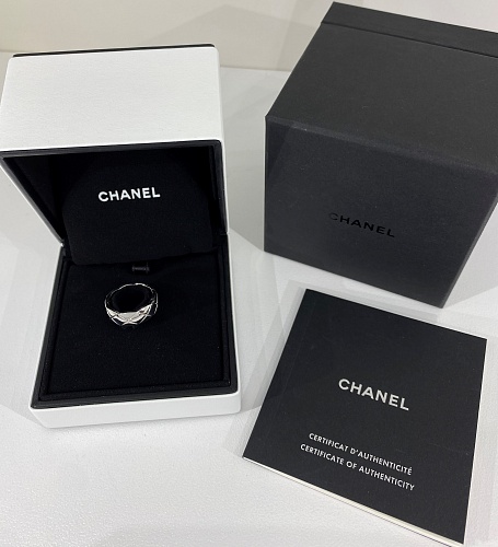 Кольцо Chanel Coco Crash White Gold Ring J10570