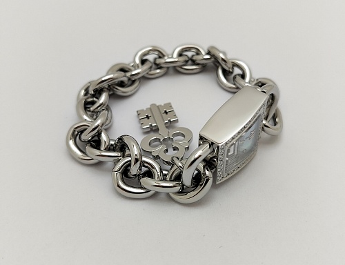 Corum Trapeze Romantic Padlock 137.414.47