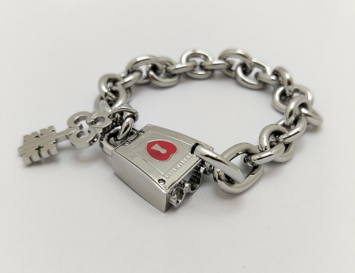 Corum Trapeze Romantic Padlock 137.414.47